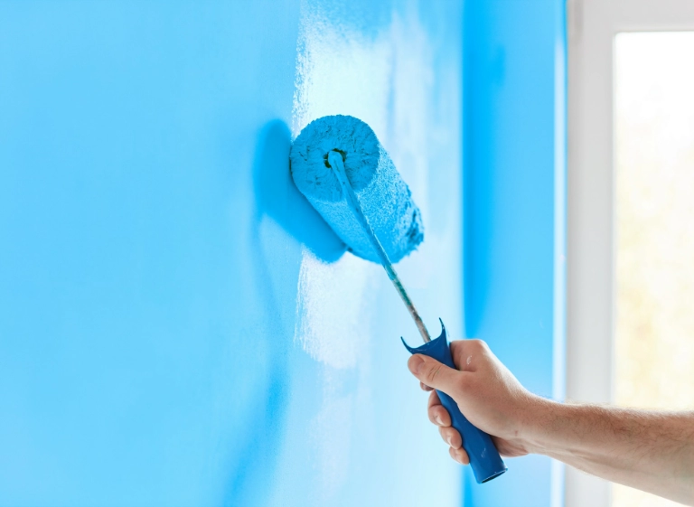 malowanie ściany na niebiesko